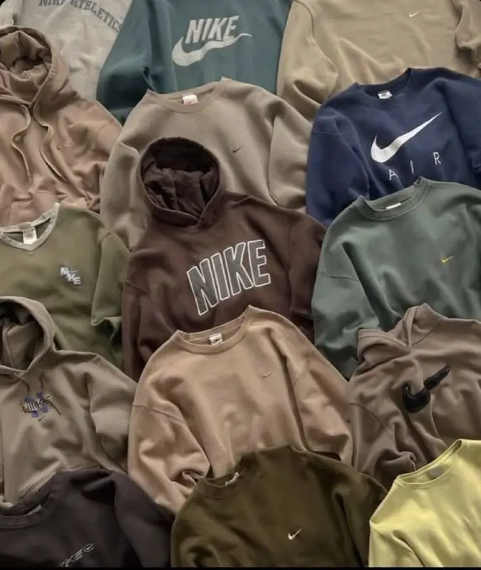 Ilustrasi toko baju second-hand dengan rak baju dan pencahayaan hangat