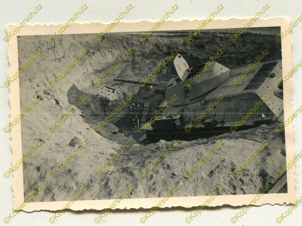 Foto, Wehrmacht, zerstörter russischer Panzer in einem Bombentri