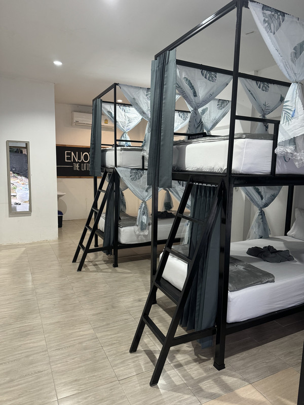 Standard 6 Bed Dorm Interior