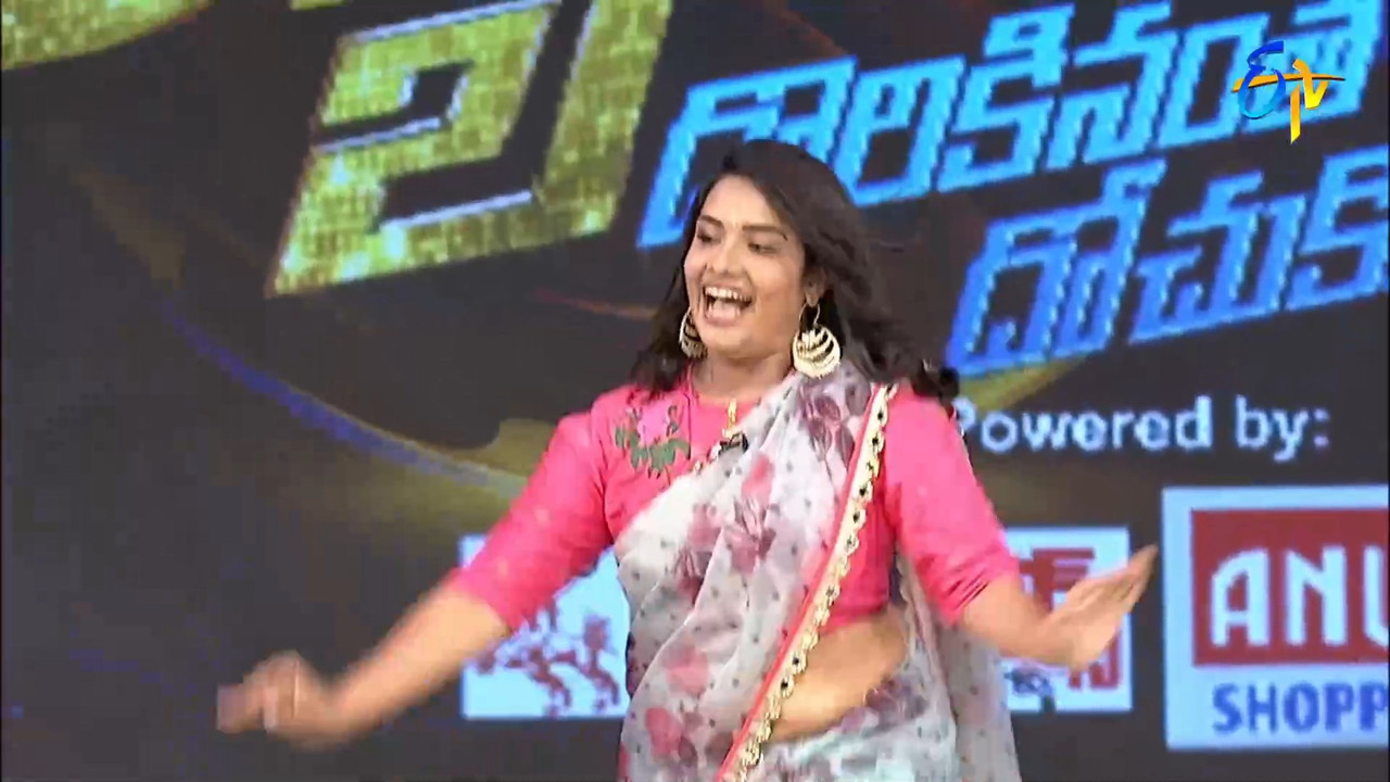 Telugu anchor sexy navel show in saree.mkv_snapshot_00.01.977