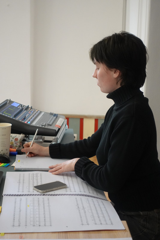 Regieassistentin Madita Mönch bei der Probe