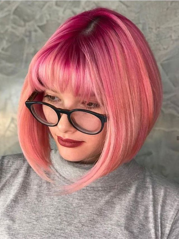 pastelno roze obrnuta paž/bob frizura sa šiškama