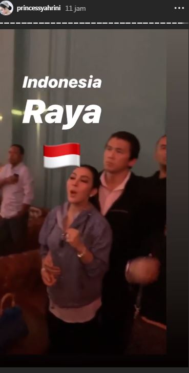 Reino Barack menempatkan tangannya tepat di atas perut Syahrini yang tampk buncit