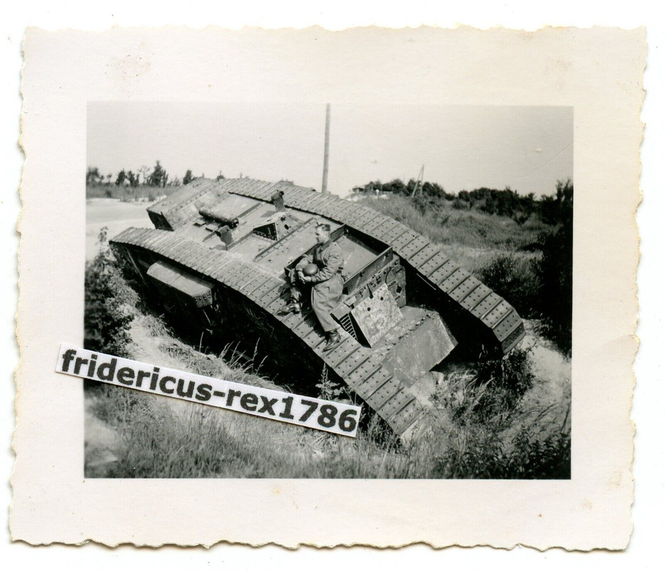 G36 Foto Westfront britischer Panzer Tank Mark aus dem WK1 liegt im Gelände rum