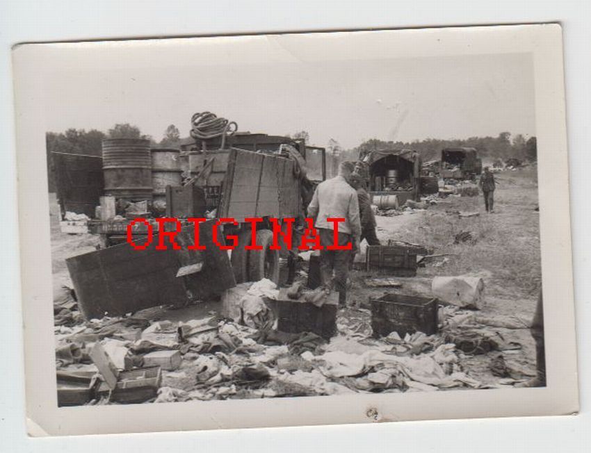 zurückgelassene LKW mit Ausrüstung Faß Fässer Un