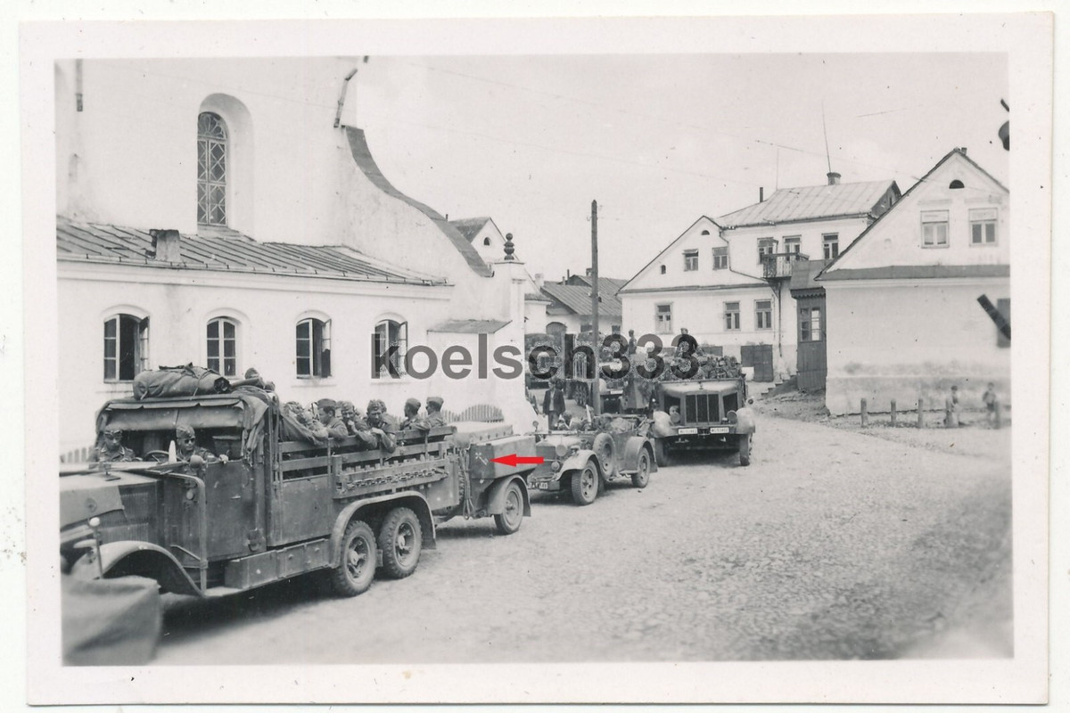 Foto LKW Anhänger mit Kennung Flak Reg. 26 vor PKW und Panzer Halbketten