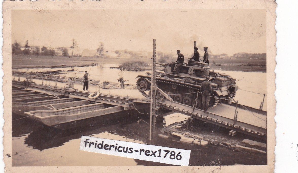 Foto Panzer Tank III mit Kennung 124 fährt über 