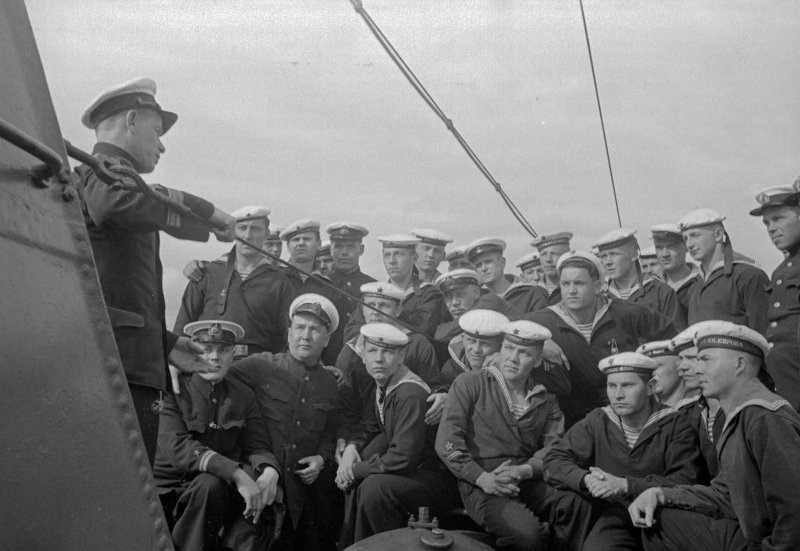 Д-2 военком старший политрук проводит политинформацию, слева сидит командир рулевой группы Д-2 лейте