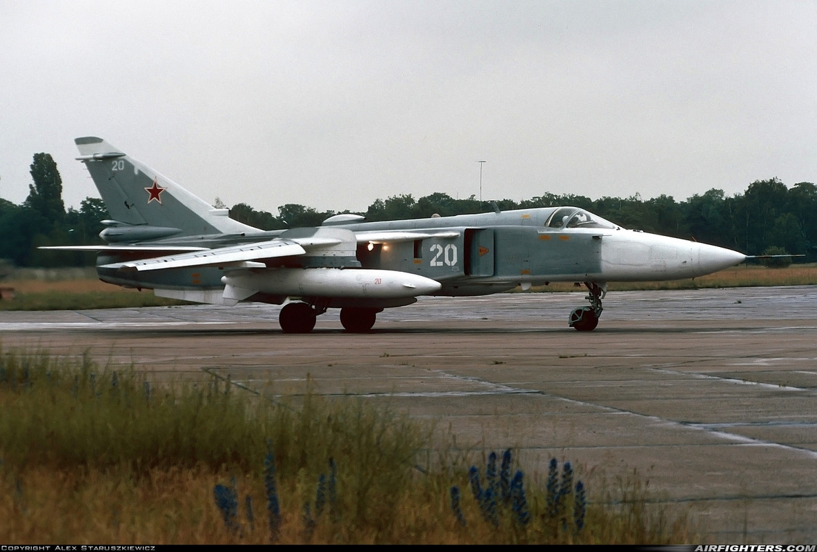 11 ORAP Su-24MR 20 White_0615305 (2)