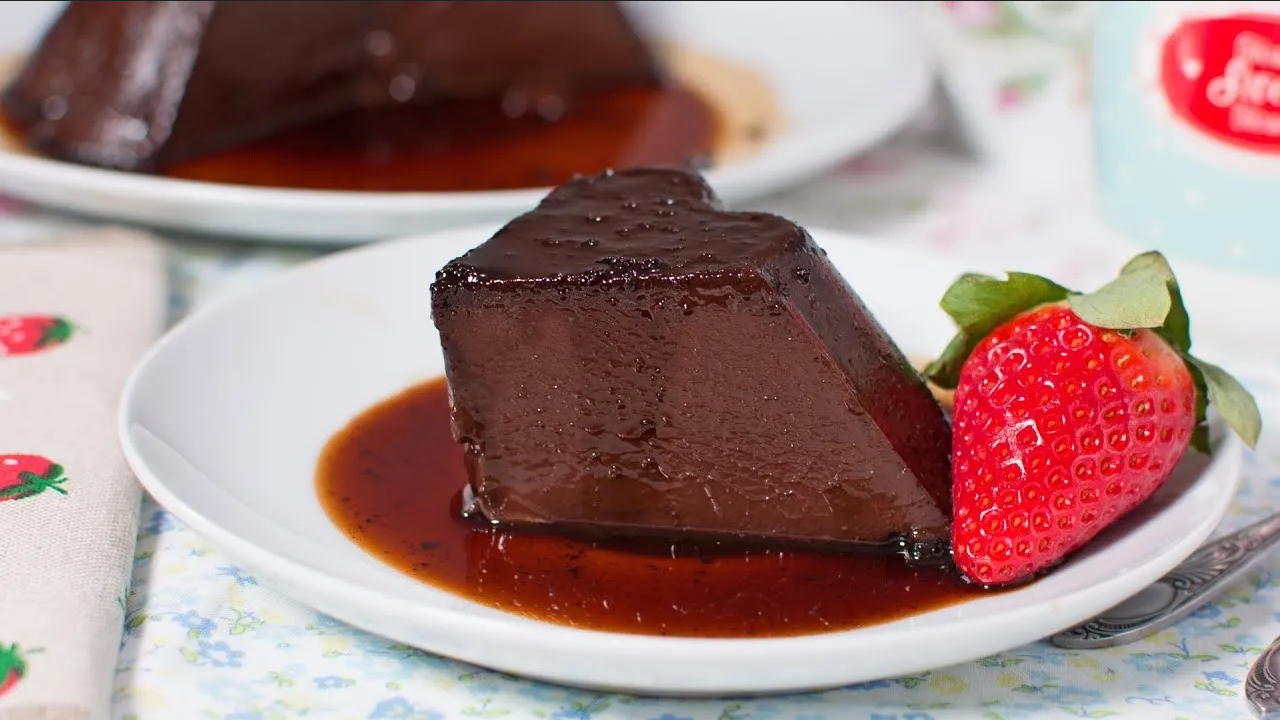 Prepara un delicioso flan de chocolate sin horno, huevo ni harina