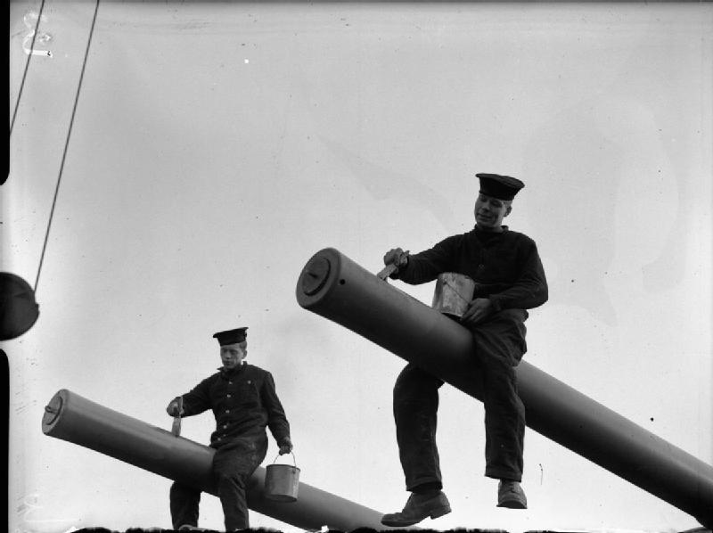 Marineros de la Royal Navy pertenecientes a la tripulación del HMS Ajax, limpian y realizan labores de mantenimiento de los cañones principales del HMS Ajax antes de una patrulla naval