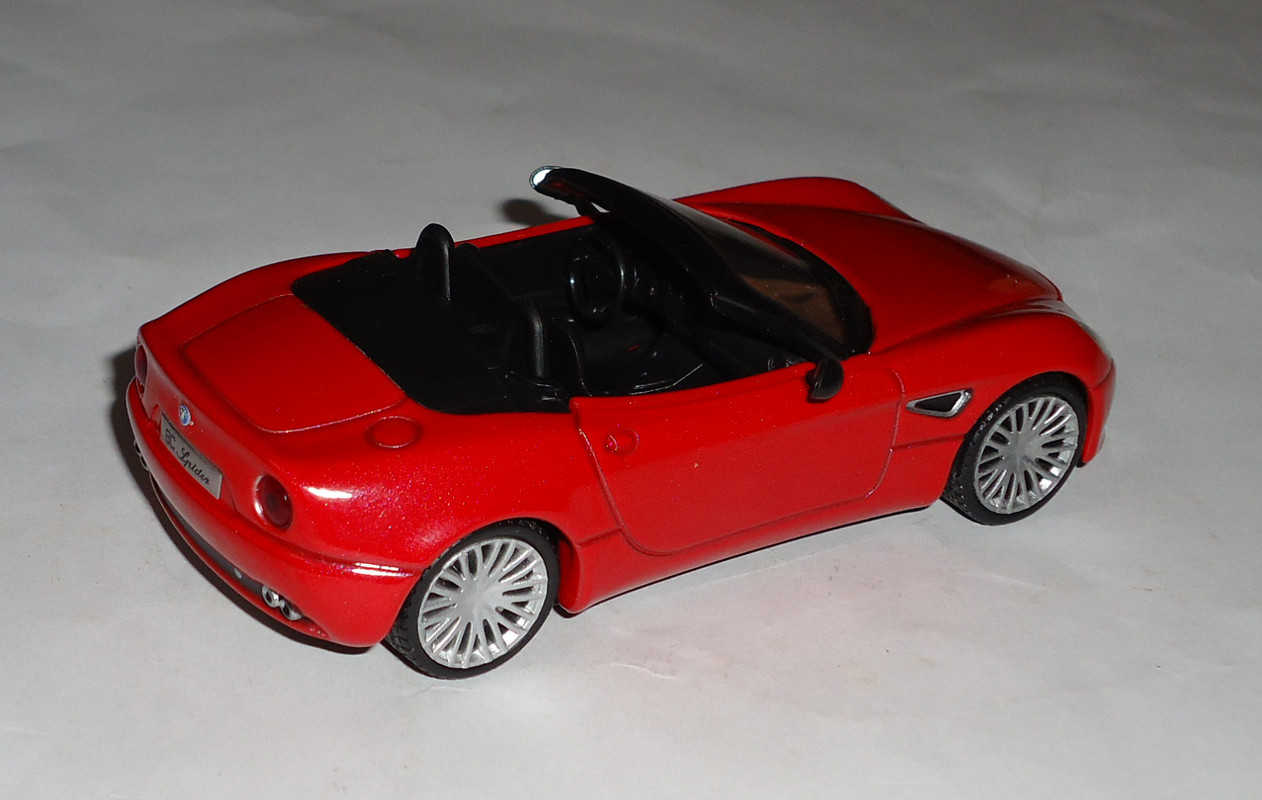 Alfa-Romeo-8C Spider1