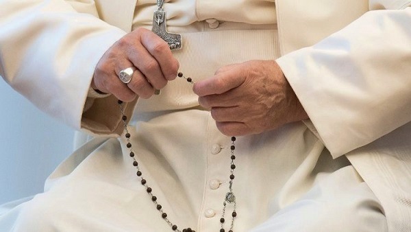 Papa Francesco e la preghiera del Rosario insieme ai Santuari del Mondo dans Apparizioni mariane e santuari Papa-Francesco-in-preghiera