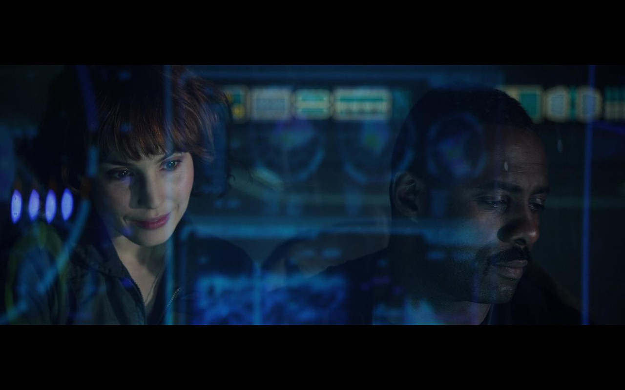 Idris Elba dan Noomi Rapace di Prometheus (2012)