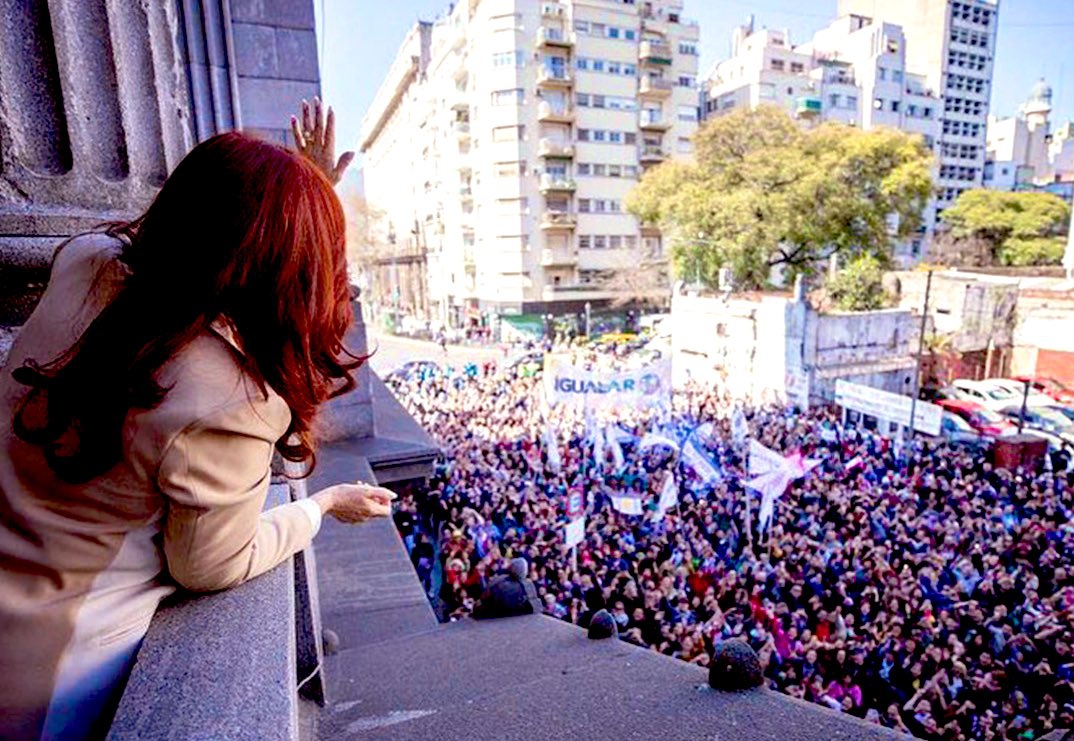 Miles protestan para apoyar a Cristina Fernández en Argentina