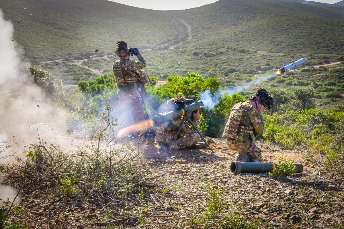 Italian-Army-8th-Bersaglieri-Regiment-Spike-ATGM-launch-during-an-exercise-at-Capo-Teulada-Novem.jpg