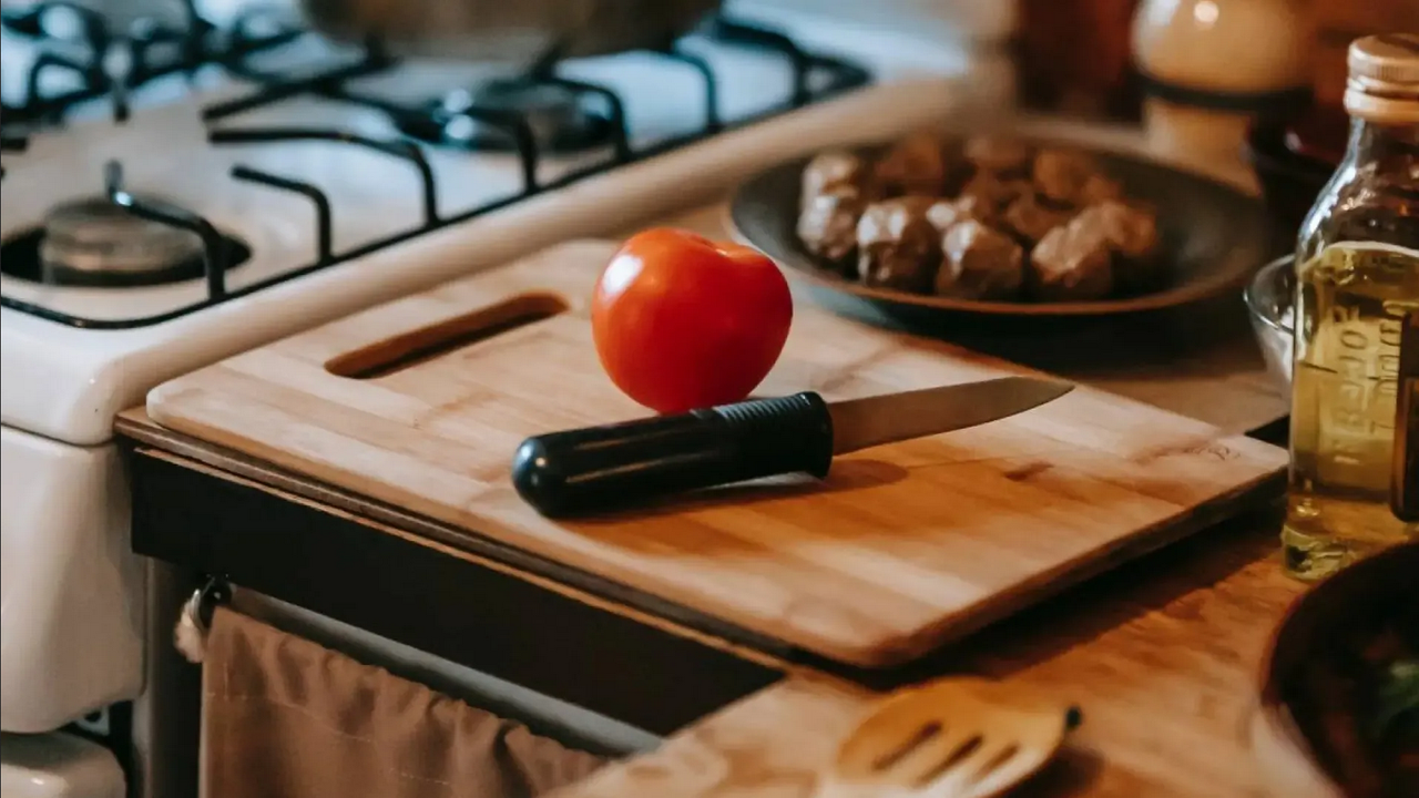 ¿Sabes para qué sirve el hueco de la tabla de cortar?