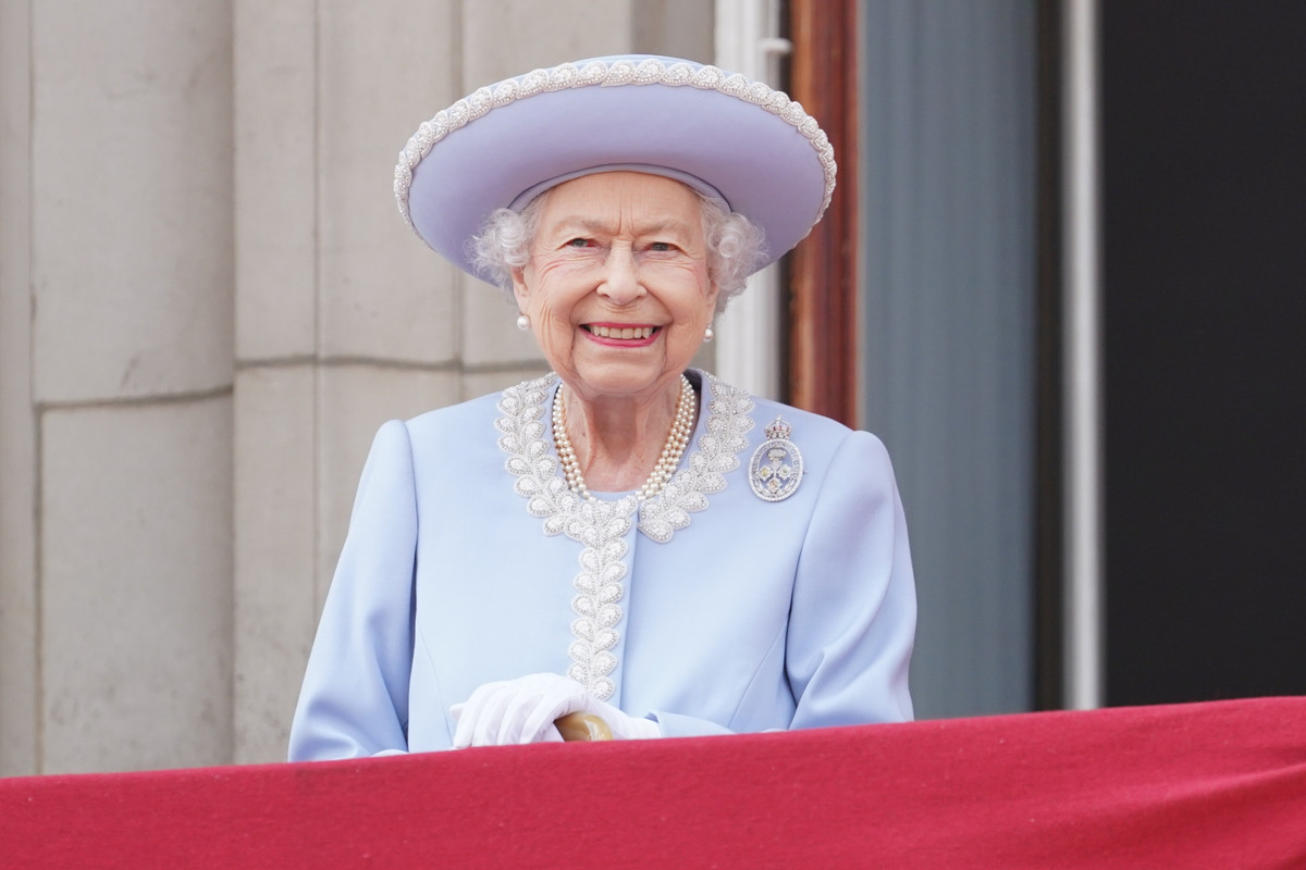 Reina Isabel II segunda le confesó al oso Paddington que lleva en su bolso