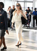 Angelina-Jolie-Nip-JFKAirport102