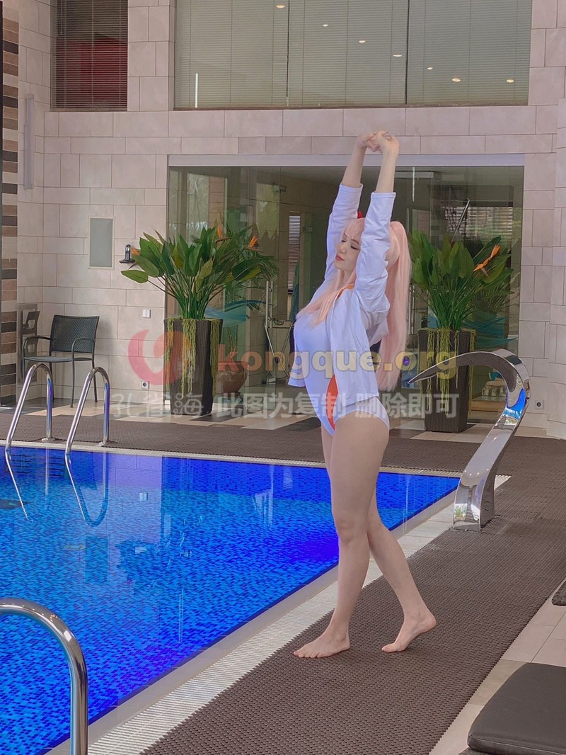Alina Becker 02 Zero Two Cosplay Darling in the Franxx 泳池主题写真【47P-56.8M】插图2