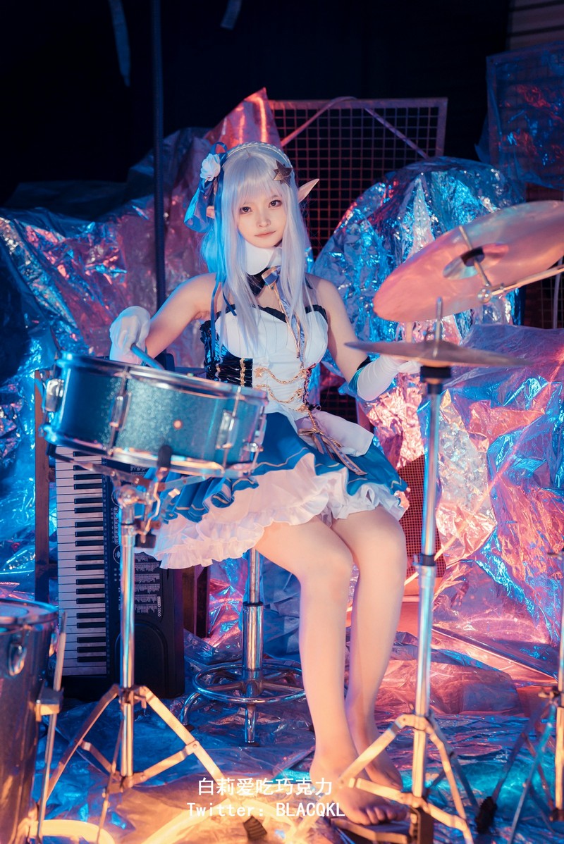 白莉爱吃巧克力 爱蜜莉雅 Cosplay 高清写真【40P｜302.7MB】插图1