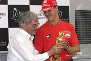 Temporada 2001 de Fórmula 1 - Pagina 2 F1-spanish-gp-2001-michael-schumacher-receive-his-bernie-from-bernie-ecclestone