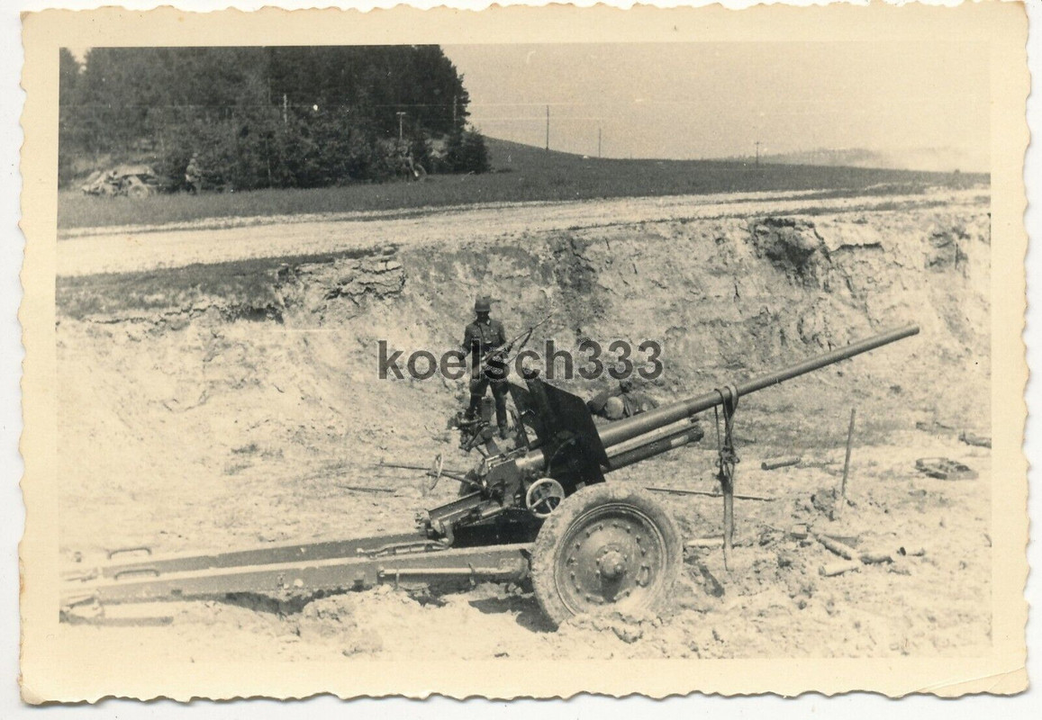 Foto Soldat der Wehrmacht an einem russischen Artillerie Geschütz - Beute Waffen