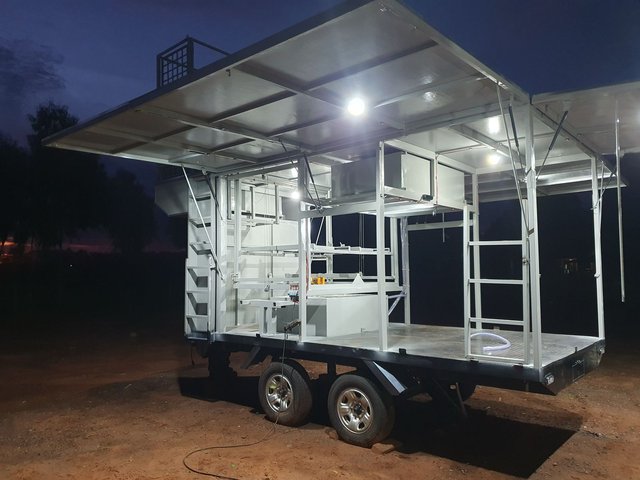 Reboque com elevador