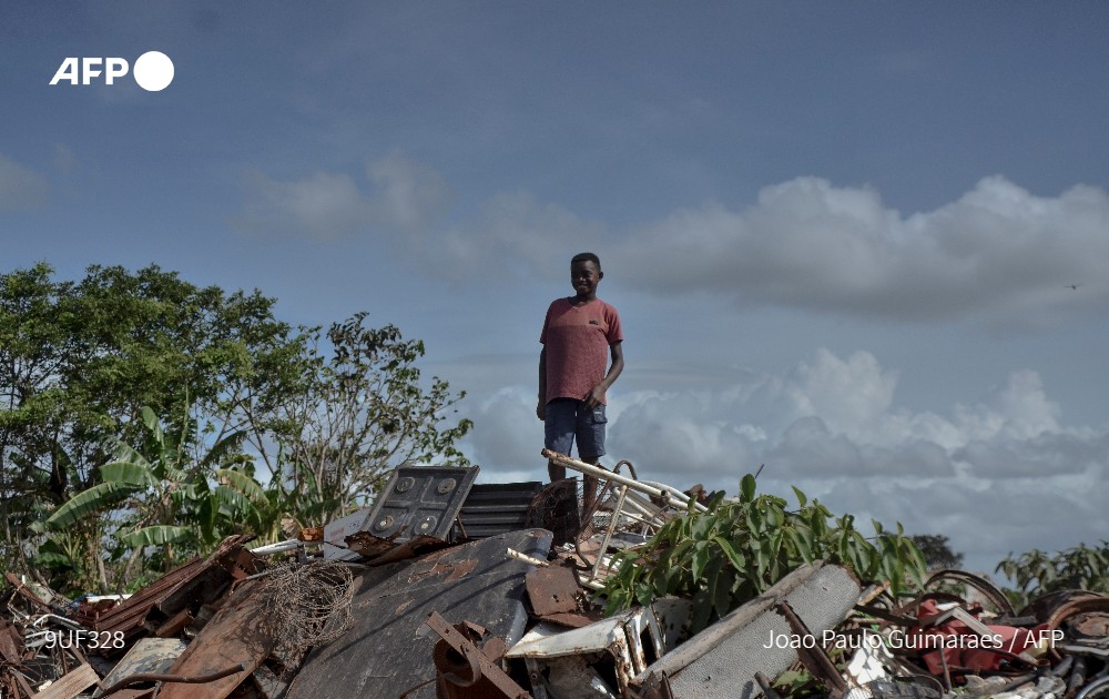 Niño encuentra un árbol de Navidad en basurero de Brasil y conmueve al mundo