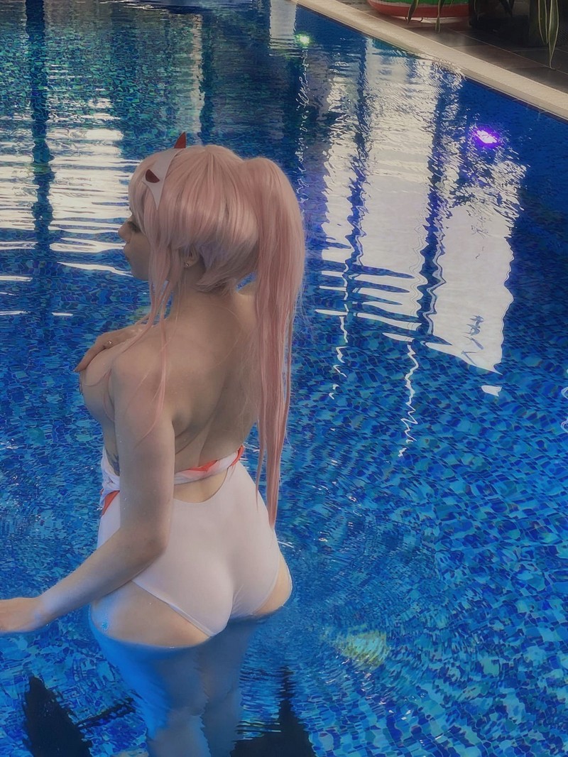Alina Becker 02 Zero Two Cosplay Darling in the Franxx 泳池主题写真【47P-56.8M】插图1