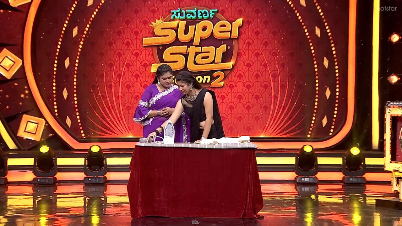 Hot Kannada Girl Open Big Navel show in Black Saree.mkv_snapshot_00.23.736