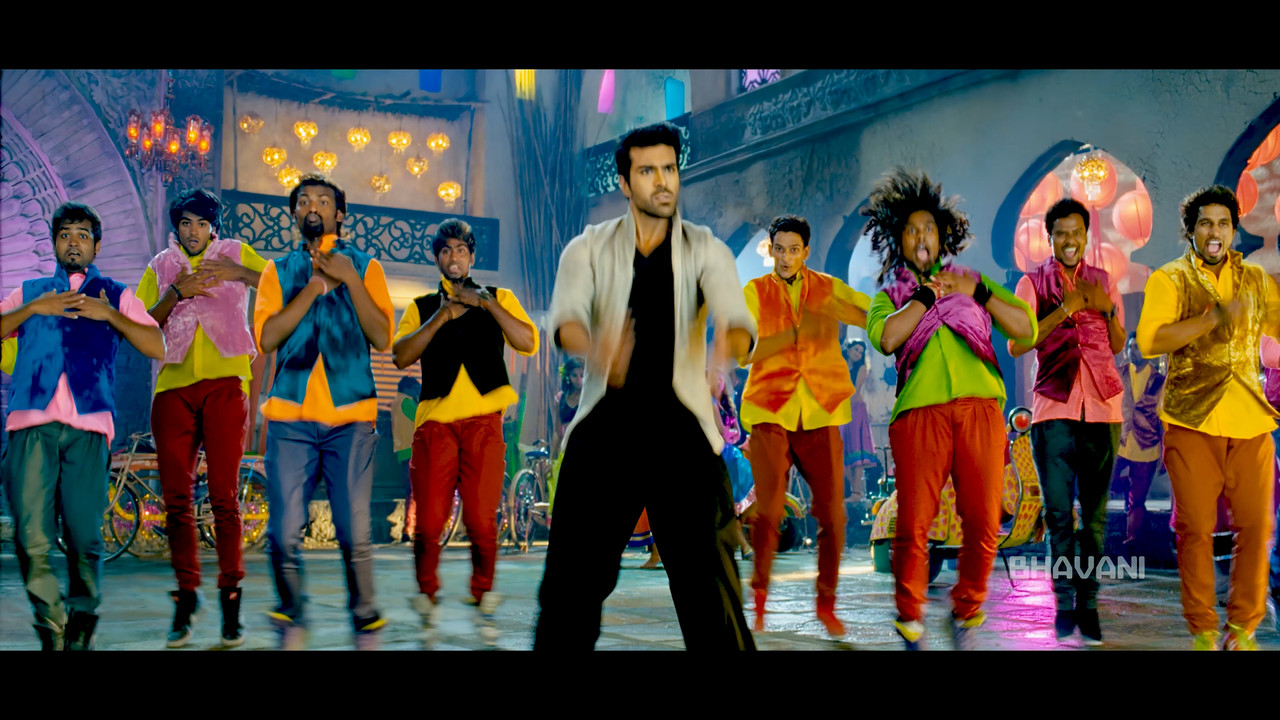 Shruti Haasan From Yevadu Hot Song 4K.mp4_snapshot_01.10.170