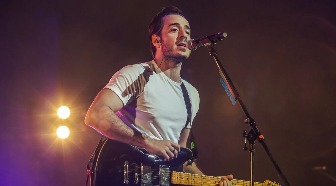 José Madero detiene concierto para consolar a fan que estaba llorando