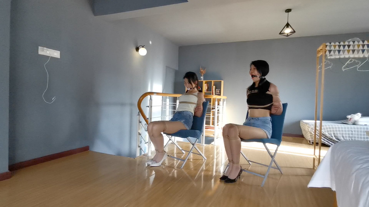奥特曼 把两个妹子绑到椅子上，口水会留下来吗？.mp4_20200525_185259.510