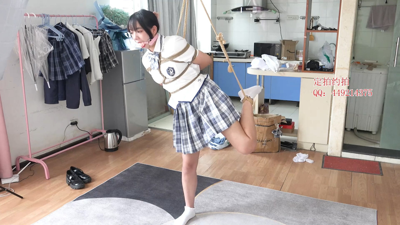 子衿原创 琳琳单腿吊绑.mp4_20220726_130356.092