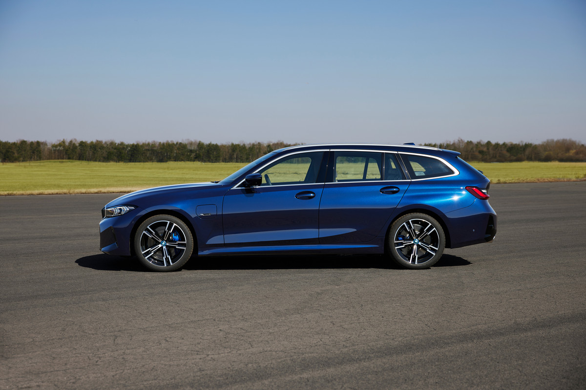 P90462531_highRes_the-new-bmw-330e-tou
