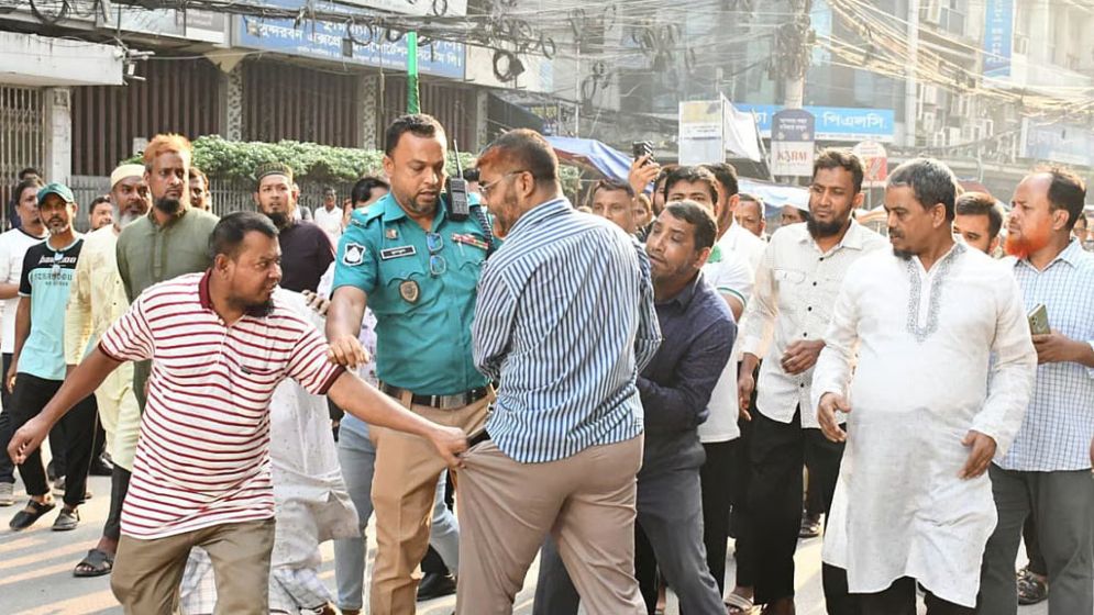 ইসলামী ব্যাংকে চাকরিচ্যুত ও গ্রাহক ফোরামের মারামারি, ২০-২৫ জন আহত