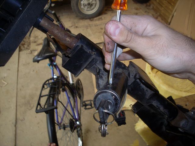 3 il faut enfoncer le téton et tourner la clé sur le G