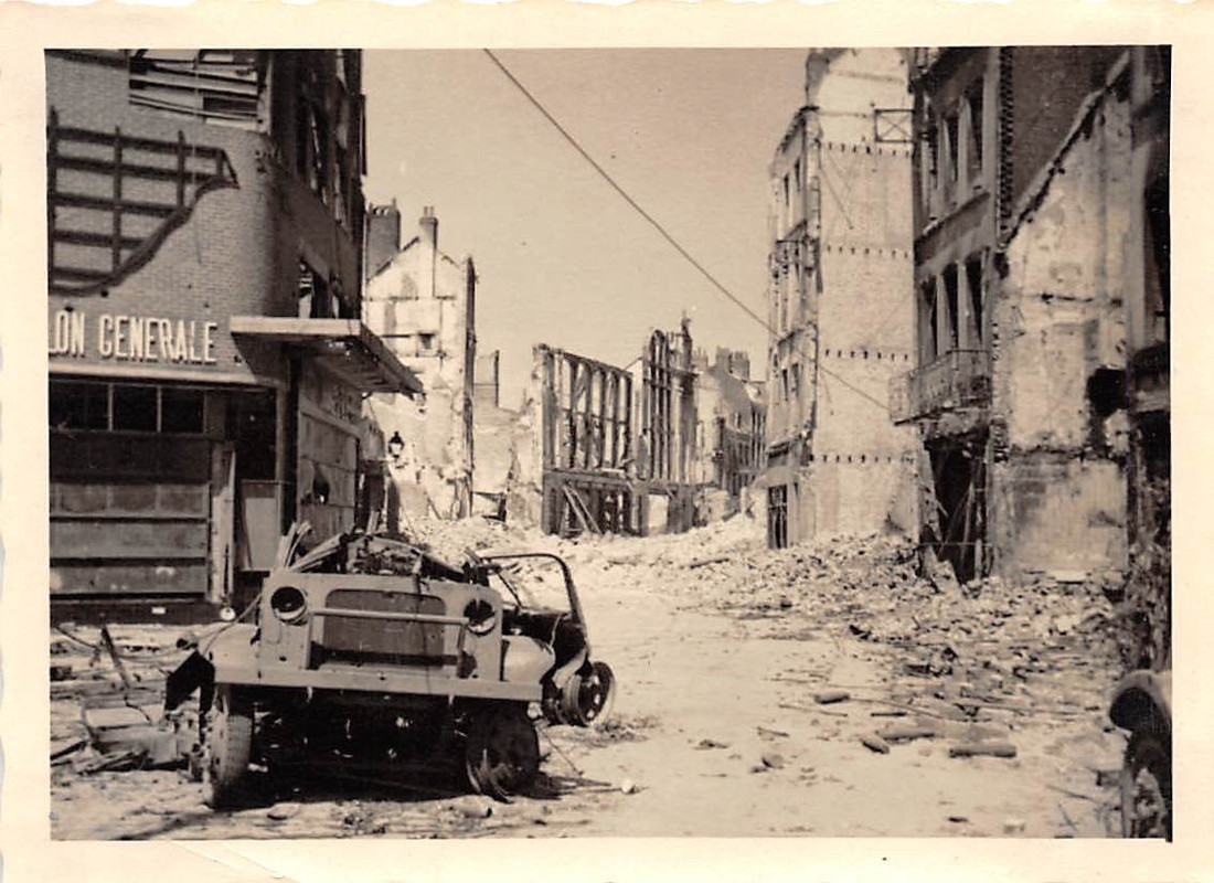 Zerstörter engl. LKW Bedford in La Panne Belgien