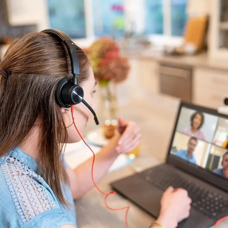 Profissional usando o Headset Poly Blackwire 3320 em uma videochamada