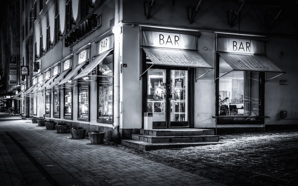 blacknwhite-restaurant-2438758-1280.jpg
