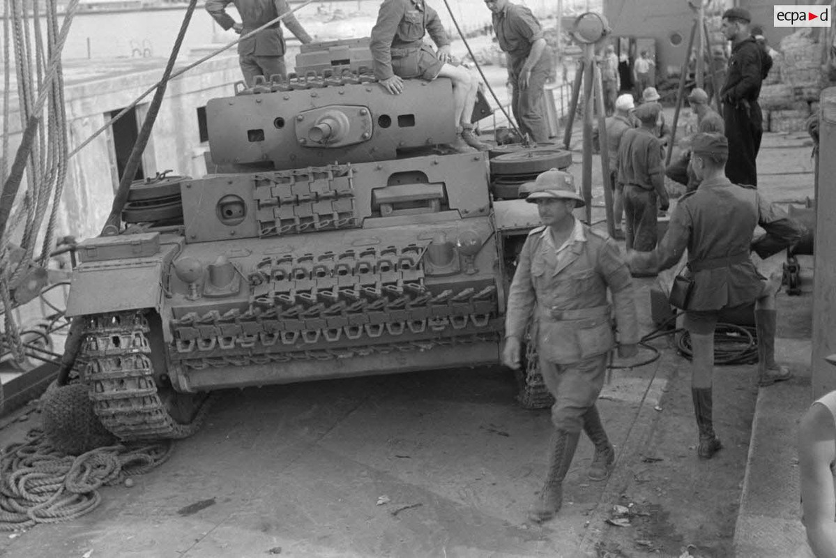 Dans le port de Tripoli, le déchargement d'un Panzer III (2)