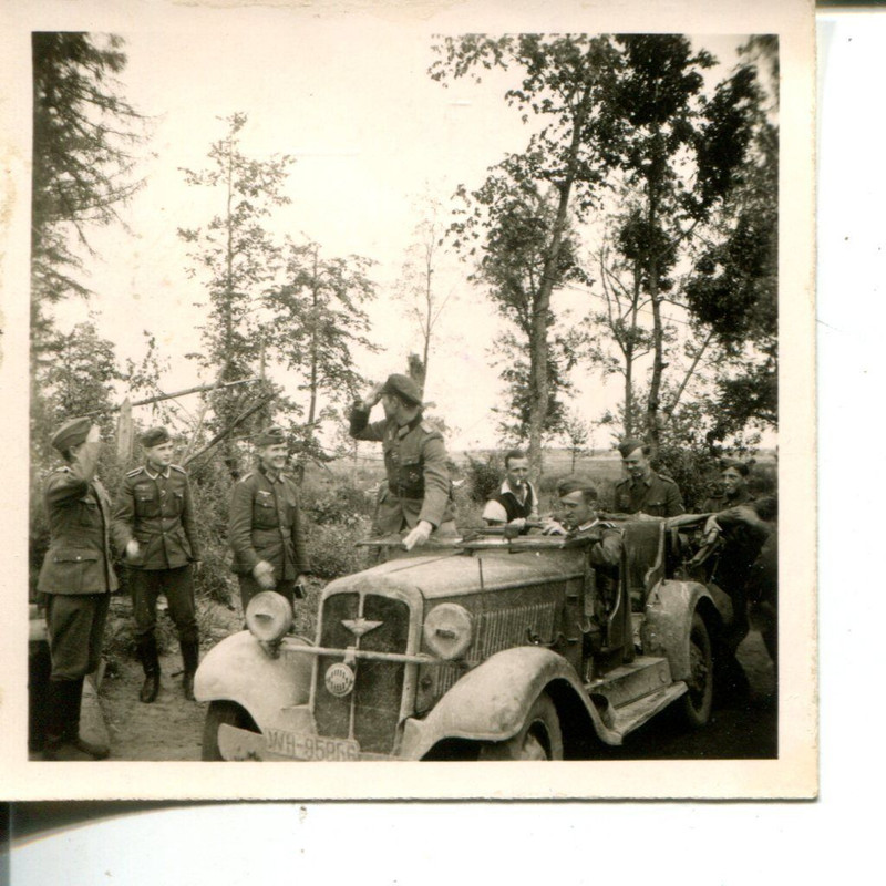 Orig.Foto Offiziere Oberleutnant im Kübelwagen W