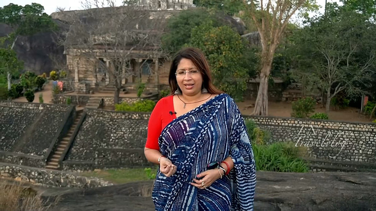 Lekshmi Nair Navel Slips,Huge Boobs and Ass.mkv_snapshot_01.21.342