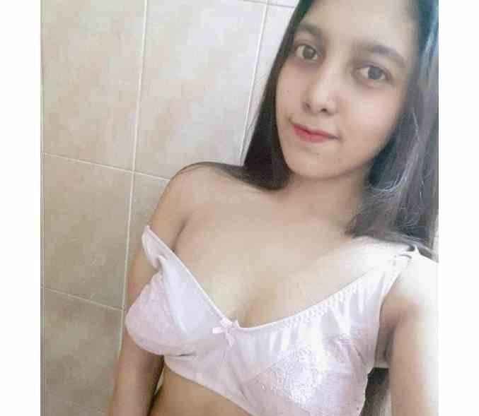 Cute girl flashing her boobs nude video