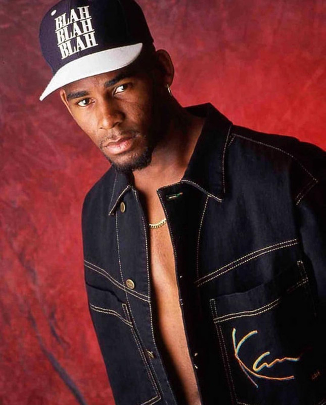 R. Kelly adalah penyanyi-penulis lagu dan produser rekaman R&B Amerika yang terkenal karena vokalnya yang bernada gospel dan lirik yang sangat seksual.