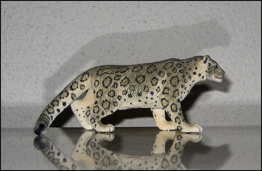 Repainted Schleich Snow Leopard, a surprise gift from Alain! Schleich-snow-leopard-repainted-alain2