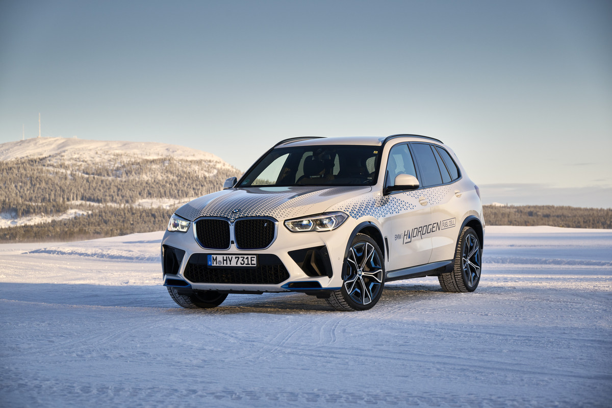 P90453399_highRes_bmw-ix5-hydrogen-win
