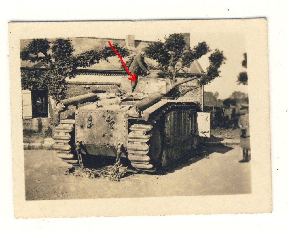 1940 FRANKREICH - zerstörter franz. PANZER mit H