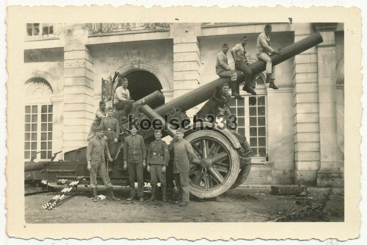 Foto 21cm Mörser 18 der Wehrmacht vor dem Schloß Chateau in Longpont Frankreich(2)